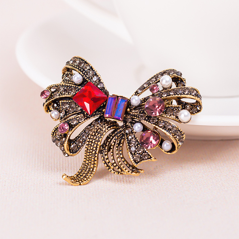 Barokno-palatska mašna broš — cinkov legura, marka Isia, stil: broš, obrada: elektroplatiranje, funkcija: ukrašavanje, dvostruka upotreba, poklon