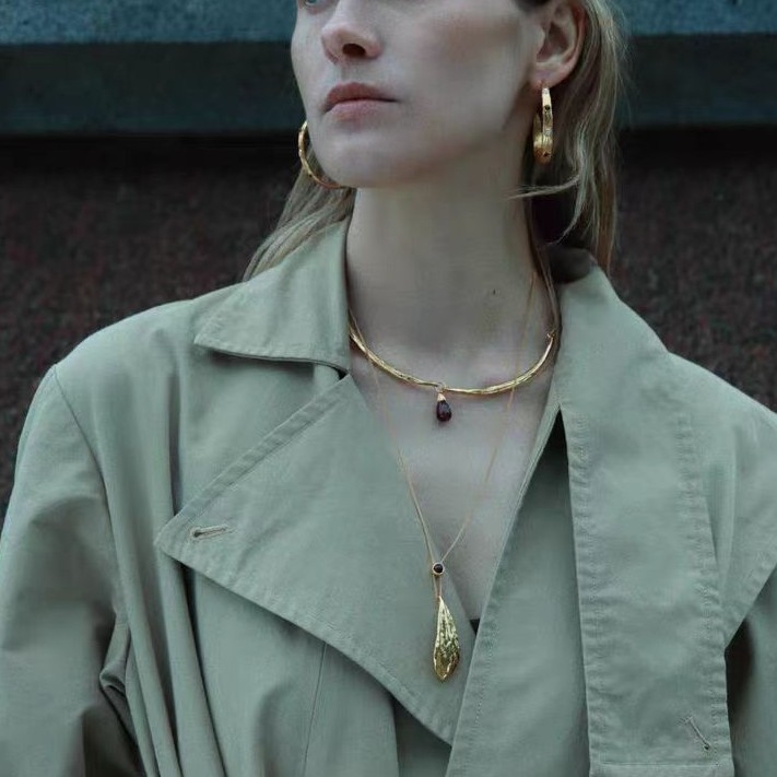 Ogrlica Amulet serije, dugi listić privjesak, dvostruko zlatno i srebrno premaz, jednostavan i svestran dizajn, privjesak od mesinga s premazom 18K zlato/srebro, tigrovo oko i citrin, običan lanac, duljina 55+5 cm, težina 20 g