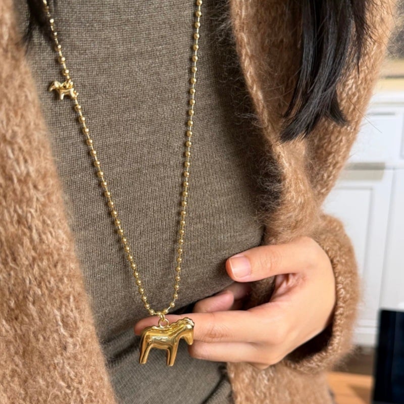 Ogrlica s pony privjeskom u korejskom stilu, visokokvalitetna, minimalističkog dizajna za Godinu konja; bakrena podloga s pravim pozlaćivanjem, lanac s perlicama, duljina 61–70 cm, unisex, geometrijski oblik