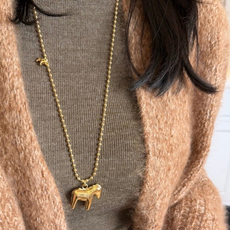 Ogrlica s pony privjeskom u korejskom stilu, visokokvalitetna, minimalističkog dizajna za Godinu konja; bakrena podloga s pravim pozlaćivanjem, lanac s perlicama, duljina 61–70 cm, unisex, geometrijski oblik