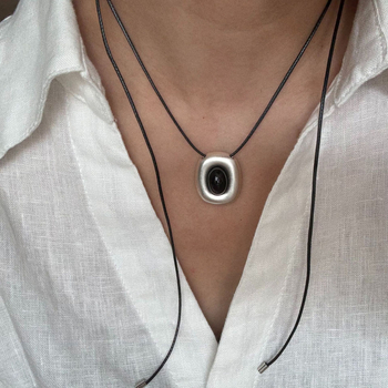 Колие с геометрични мъниста и медна висулка – ръчно изработено, електроплатирано, дължина 41–50 см