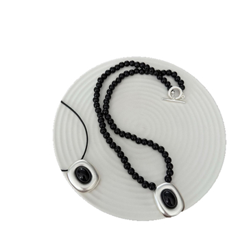 Колие с геометрични мъниста и медна висулка – ръчно изработено, електроплатирано, дължина 41–50 см