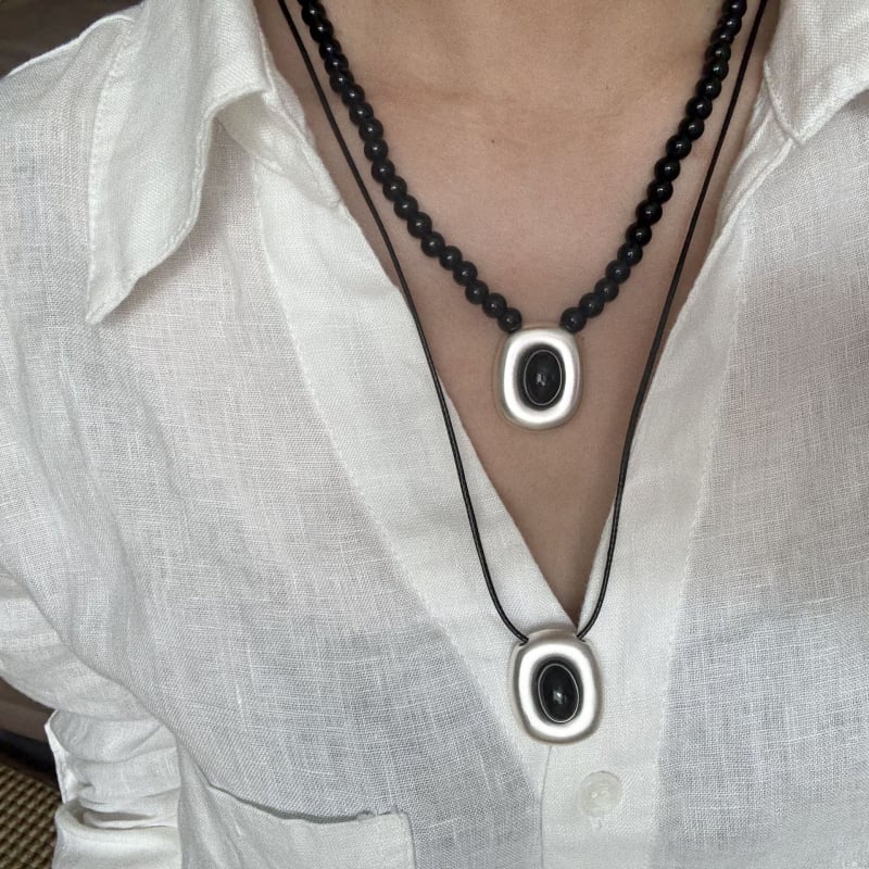 Колие с геометрични мъниста и медна висулка – ръчно изработено, електроплатирано, дължина 41–50 см