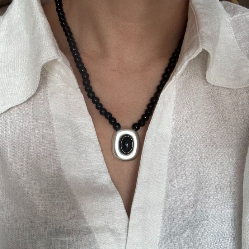 Колие с геометрични мъниста и медна висулка – ръчно изработено, електроплатирано, дължина 41–50 см