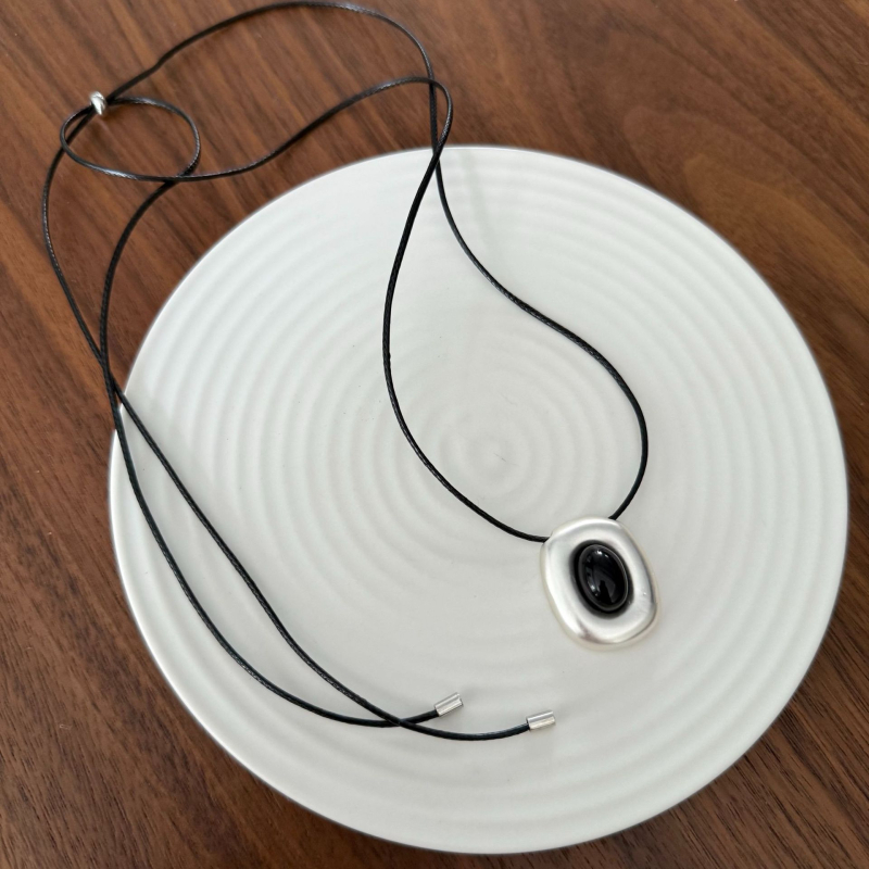 Колие с геометрични мъниста и медна висулка – ръчно изработено, електроплатирано, дължина 41–50 см