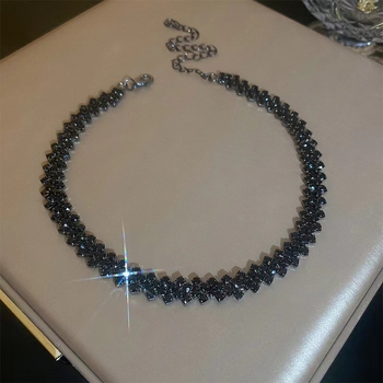 Choker ogrlica s kristalima, elegantan geometrijski dizajn, duljina 41-50 cm, težina 12 g, lanac: običan