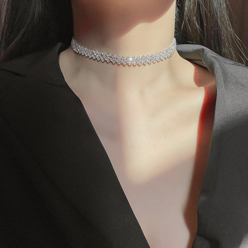Choker ogrlica s kristalima, elegantan geometrijski dizajn, duljina 41-50 cm, težina 12 g, lanac: običan