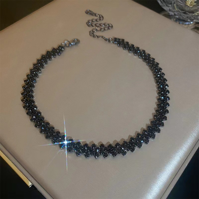 Choker ogrlica s kristalima, elegantan geometrijski dizajn, duljina 41-50 cm, težina 12 g, lanac: običan