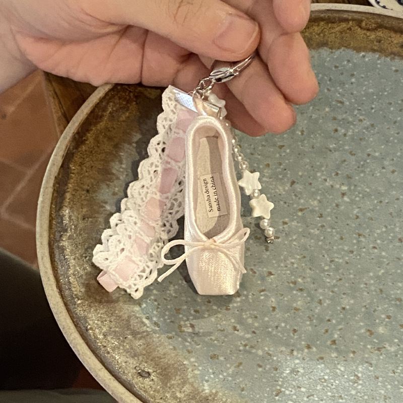 Lanac za telefon i ključeve s motivom baletnih cipela, ručno izrađeni perlasti ukras, materijal plastika/smola, originalni dizajn, proljeće 2024