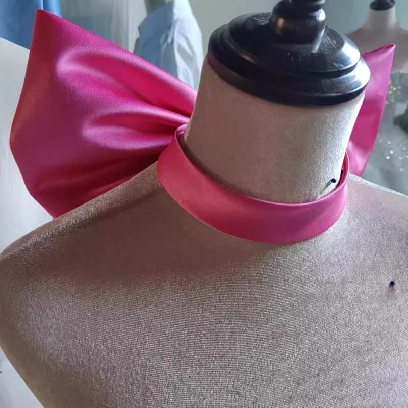 Ovratnica za mačke od tkanine s dizajnom crtanih likova, marka Like silk, težina 49 g.