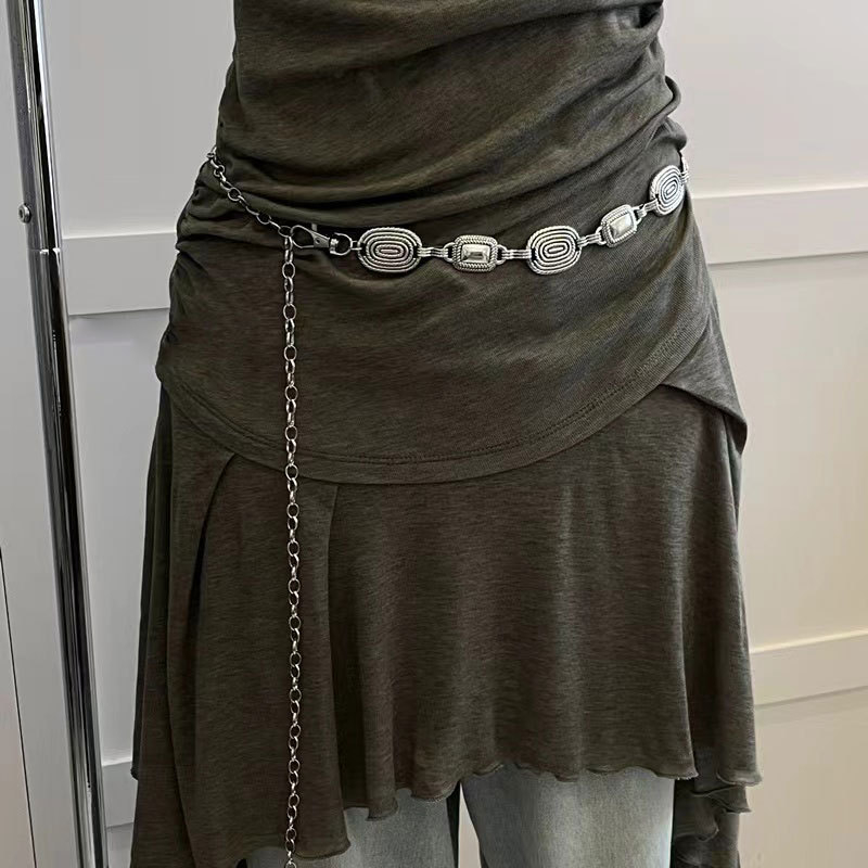 Колан за талия с резбована верига, метална конструкция; катарама от сплав; закопчаване с кука; ширина 2–4 см; електроплатинг