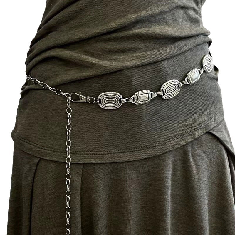 Колан за талия с резбована верига, метална конструкция; катарама от сплав; закопчаване с кука; ширина 2–4 см; електроплатинг