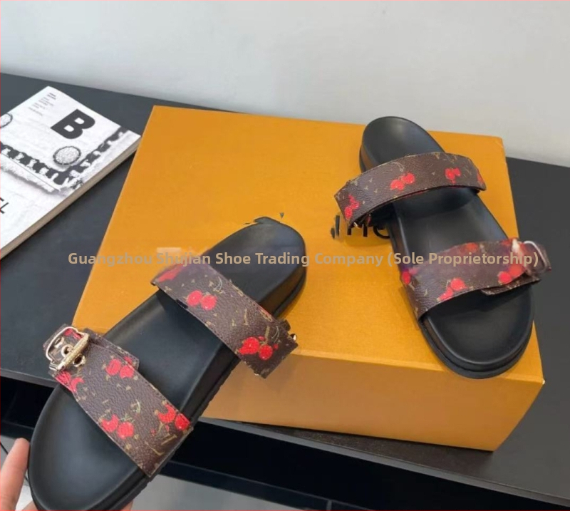 Unisex flipflopi pieaugušajiem, augšējā daļa no mikrošķiedras ādas, gumijas zole, aizvēršana ar vienu klikšķi