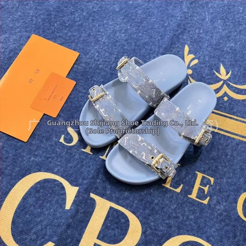 Unisex flipflopi pieaugušajiem, augšējā daļa no mikrošķiedras ādas, gumijas zole, aizvēršana ar vienu klikšķi