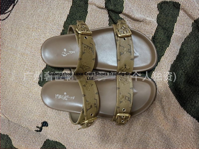 Monogrāmas gumijas sprādzes flip‑flopa sandales ar mikrošķiedras ādu augšdaļu, gumijas zole, pieaugušajiem, biznesa stils