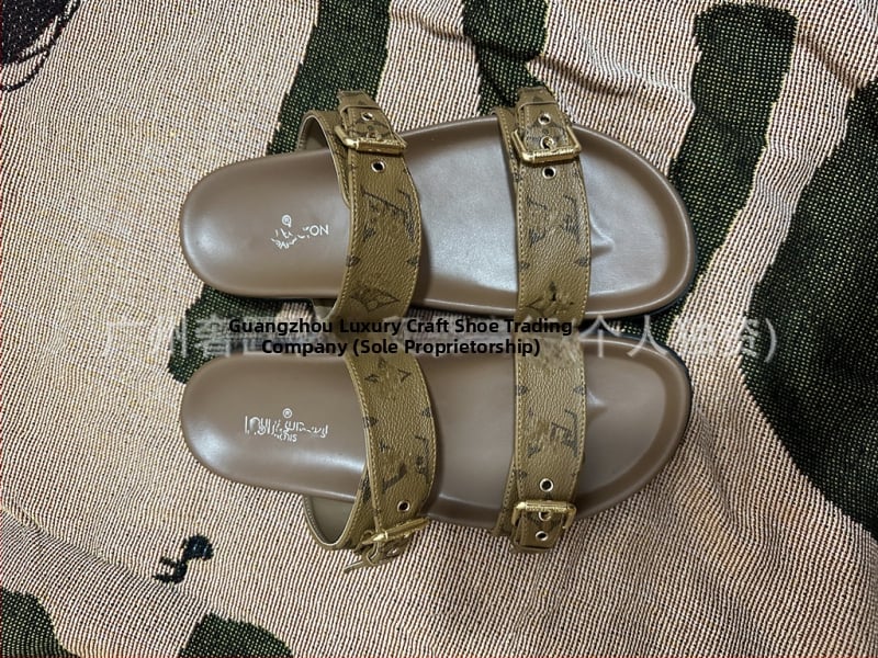 Unisex monogrāmas čības ar gumijas zoli, metāla sprādzi, virsējais materiāls no mikrošķiedras ādas