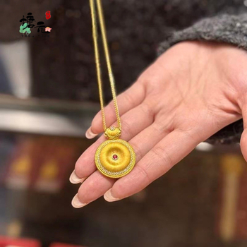 Колие от позлатен мед с електроплакиране, Руй Пинган ключалка стил, произход Гуанджоу, лято 2025 (Материал: позлатен мед; Обработка: електроплакиране; Произход: Гуанджоу; Година/Сезон: лято 2025)