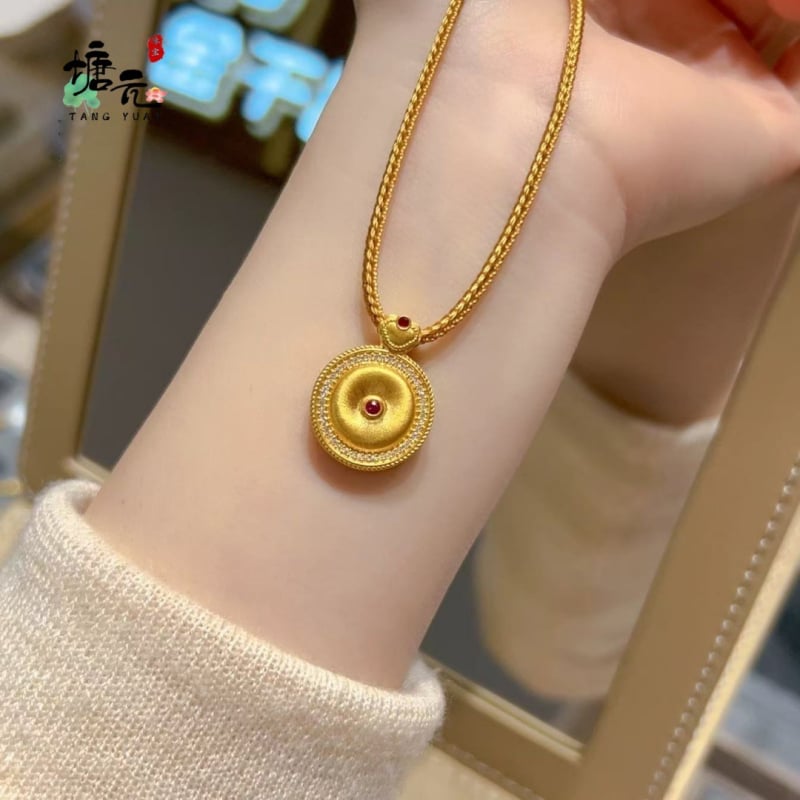 Колие от позлатен мед с електроплакиране, Руй Пинган ключалка стил, произход Гуанджоу, лято 2025 (Материал: позлатен мед; Обработка: електроплакиране; Произход: Гуанджоу; Година/Сезон: лято 2025)