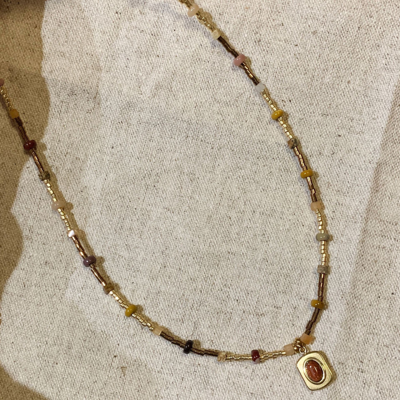 Colier pentru femei, mărgele din piatră naturală, lanț clavicular, cu inserții din pietre mixte, vara 2024