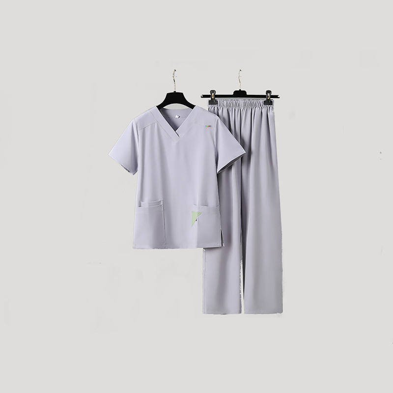 Unisex set lekárskeho oblečenia – vlhkosť odvádzajúci polyester-elastan materiál, krátke rukávy, V-krk, nohavice s viacerými vreckami, rýchloschnúci