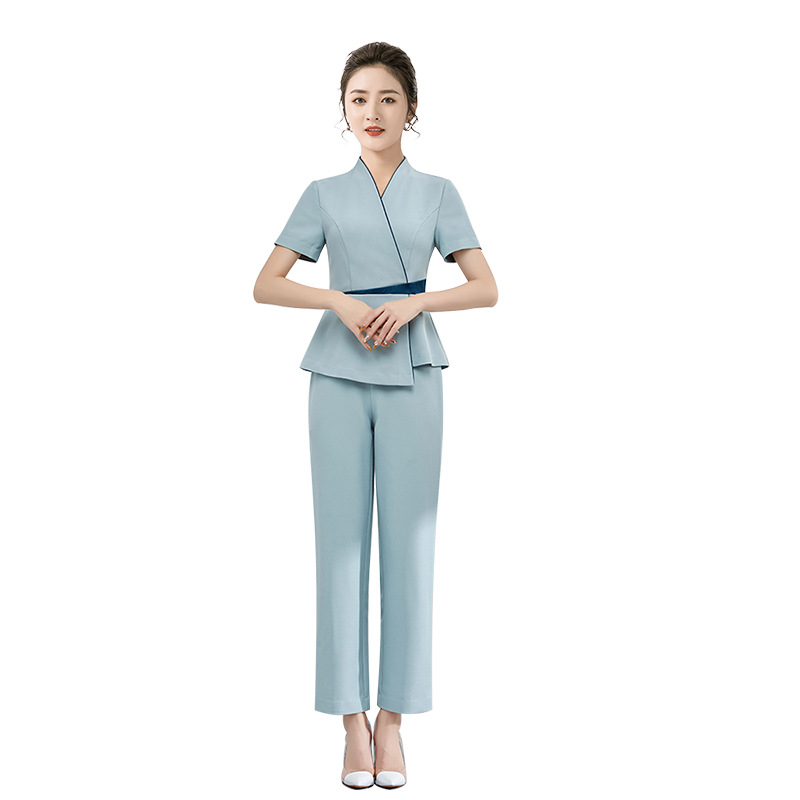 Sada uniformy pre kozmetický salón — top s úzkym pásom a elastické nohavice, vlhkosť odvádzajúci polyester, výstrih do V, krátke rukávy, model K030