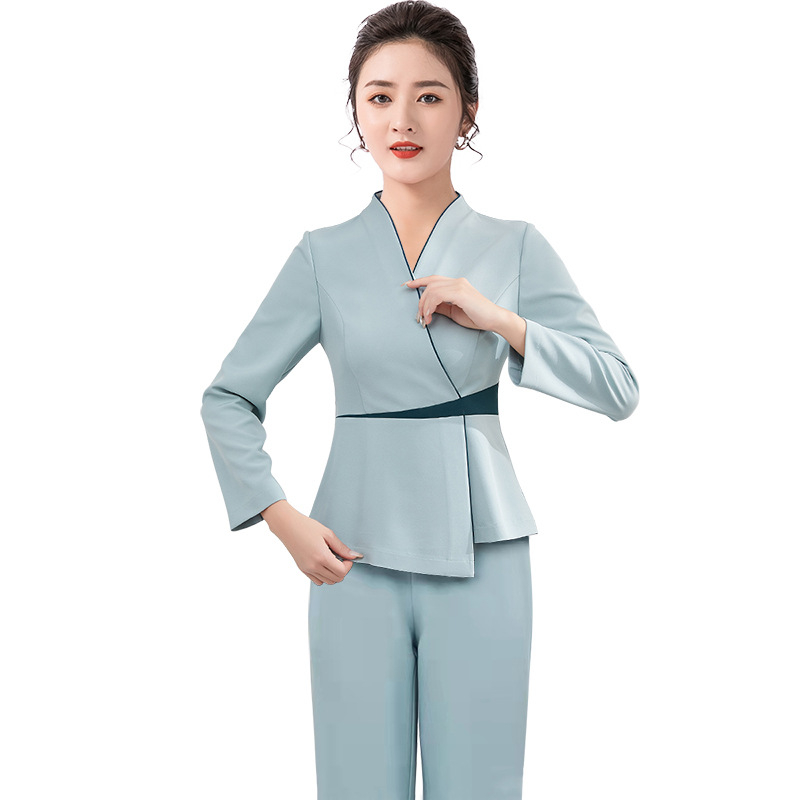 Sada uniformy pre kozmetický salón — top s úzkym pásom a elastické nohavice, vlhkosť odvádzajúci polyester, výstrih do V, krátke rukávy, model K030