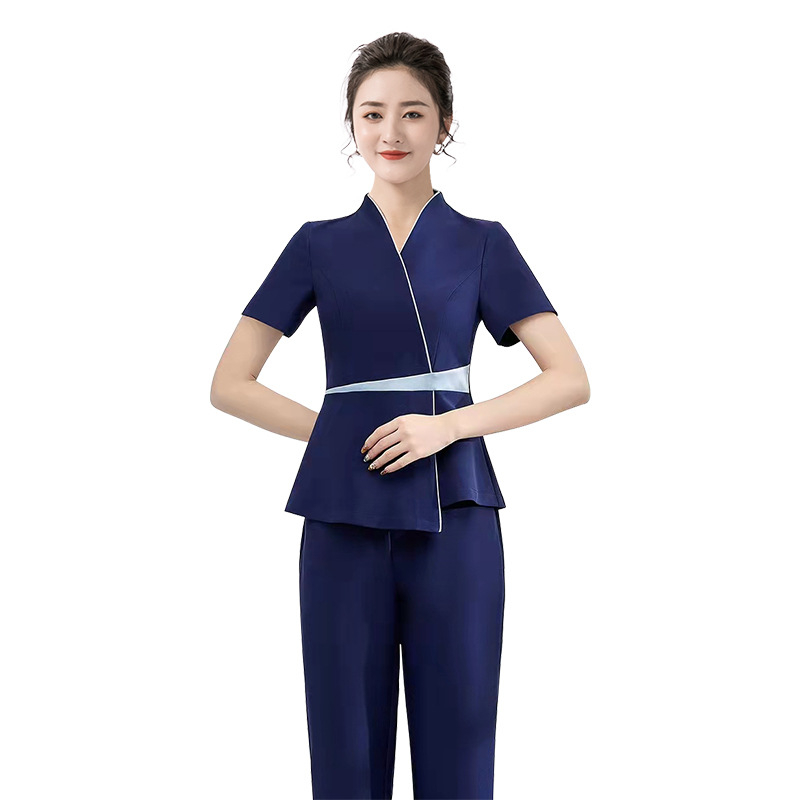 Sada uniformy pre kozmetický salón — top s úzkym pásom a elastické nohavice, vlhkosť odvádzajúci polyester, výstrih do V, krátke rukávy, model K030