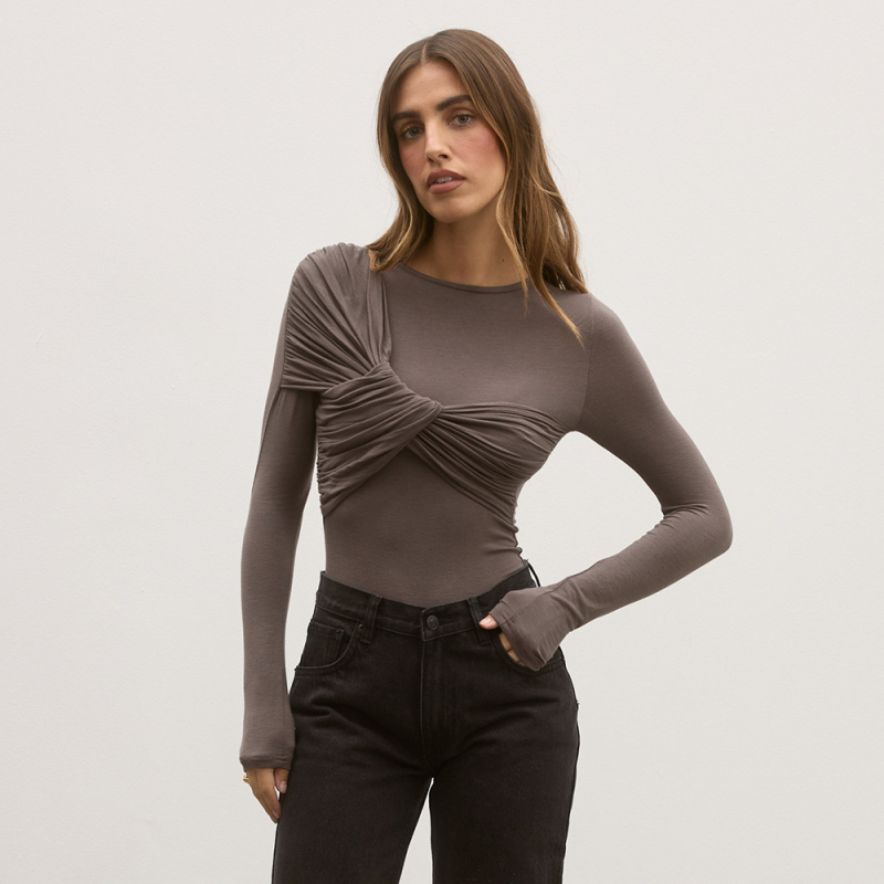 Ολόσωμο ρούχο με μακριά μανίκια, πλισέ λεπτομέρεια, ύφασμα από μιλκ σιλκ, υψηλή μέση, 3/4 παντελόνι