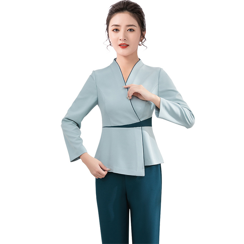 Grožio salono uniformos komplektas: talijos formuojantis viršus ir elastinės kelnės, drėgmę šalinantis poliesteris, trumpomis rankovėmis, V formos kaklelis, visoms sezonoms