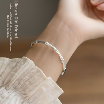 Varš sievietēm minimalistiska rokassprādze ar ģeometrisku dizainu un regulējamu atvērumu, elektroplatēts pārklājums