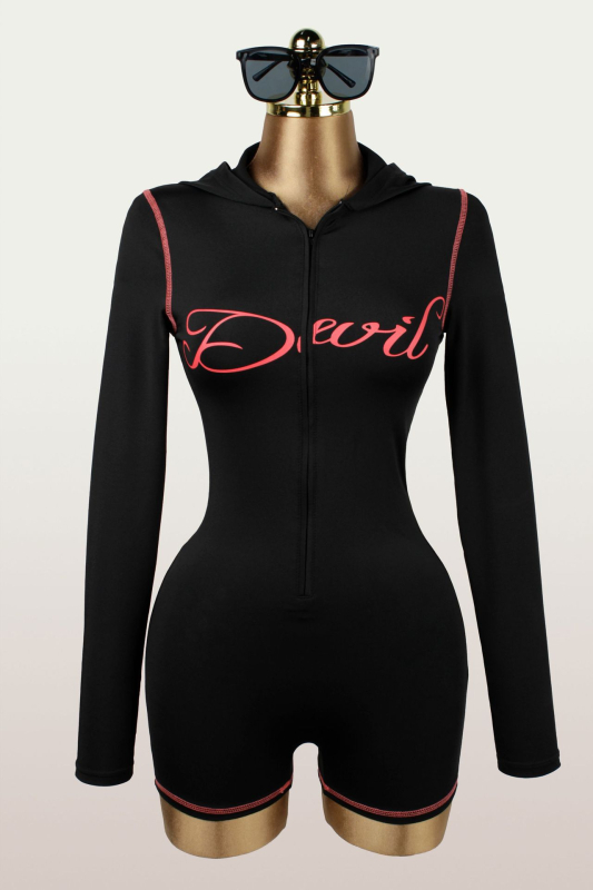 Боди с печатна качулка, слим фит, дълги ръкави, три четвърти панталони — полиестер с лека еластичност