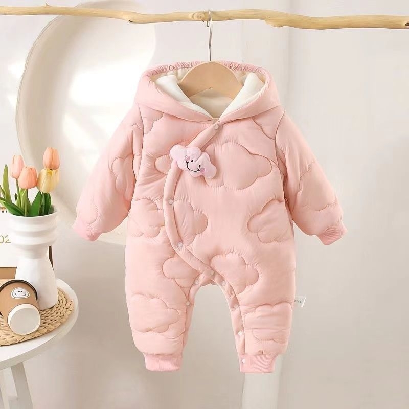 Overal za bebe s debelim fleeceom za zimu; 100% poliester; dugi rukavi; fiksna kapuljača; zatvarač s jednim redom.