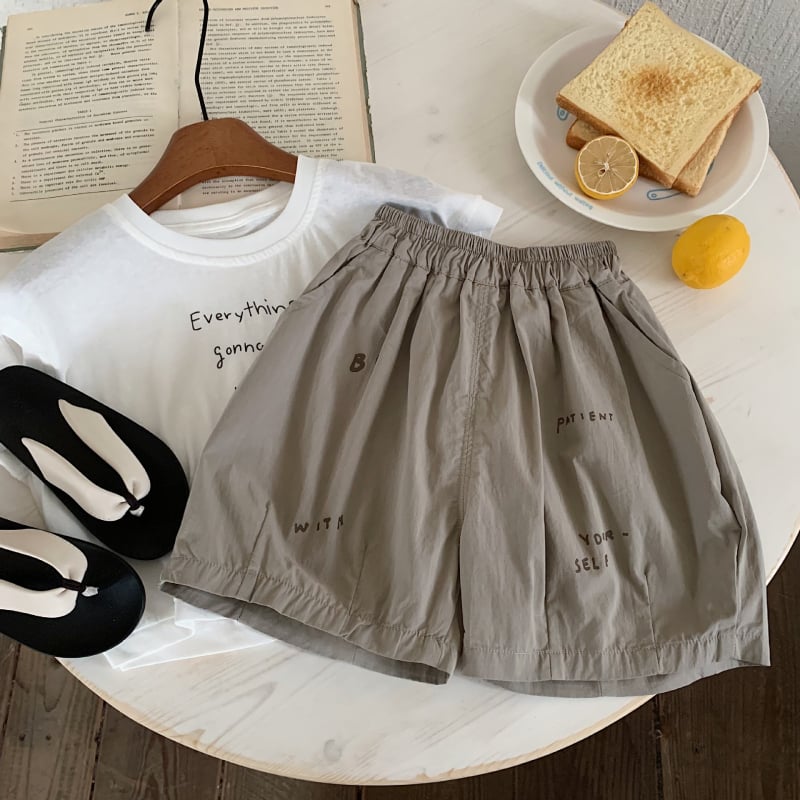 Șortii de copii — vară, stil lejer, 90% bumbac, talie elastică, pentru băieți 3–8 ani.