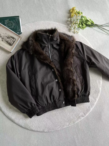 Μπουφάν μπόμπερ με κουκούλα, φαρδιά γραμμή, φερμουάρ μπροστά, για τον χειμώνα