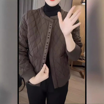 Памучно подплaтено яке в японско/корейски стил за свободно носене, кръгло деколте, предно закриване, зима 2024.