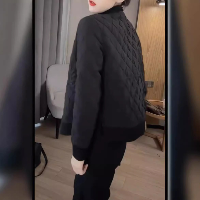 Памучно подплaтено яке в японско/корейски стил за свободно носене, кръгло деколте, предно закриване, зима 2024.