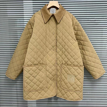 Geacă căptușită cu bumbac — țesătură poliester; umplutură poliester-bumbac; mâneci lungi; rever