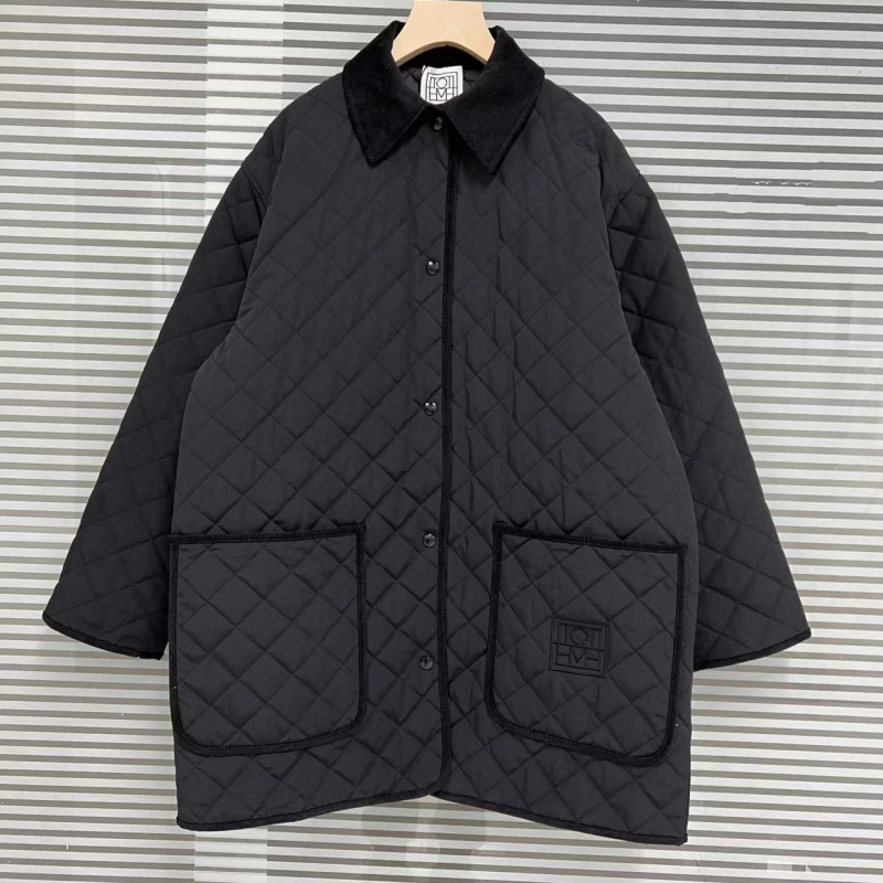 Geacă căptușită cu bumbac — țesătură poliester; umplutură poliester-bumbac; mâneci lungi; rever