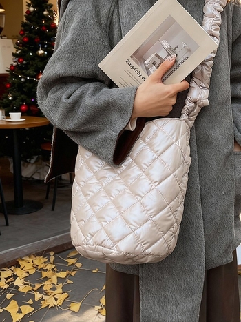 Kviltuotas lengvas kibiro tipo rankinukas – poliesteris, magnetinis užsegimas, vidinė kišenė su užtrauktuku, vienas peties dirželis