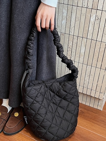 Kviltuotas lengvas kibiro tipo rankinukas – poliesteris, magnetinis užsegimas, vidinė kišenė su užtrauktuku, vienas peties dirželis