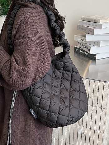 Kviltuotas lengvas kibiro tipo rankinukas – poliesteris, magnetinis užsegimas, vidinė kišenė su užtrauktuku, vienas peties dirželis