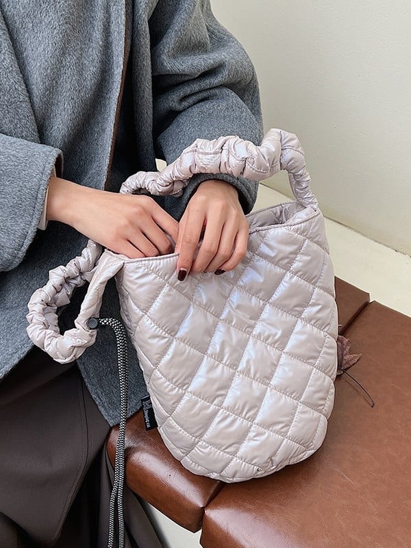 Kviltuotas lengvas kibiro tipo rankinukas – poliesteris, magnetinis užsegimas, vidinė kišenė su užtrauktuku, vienas peties dirželis