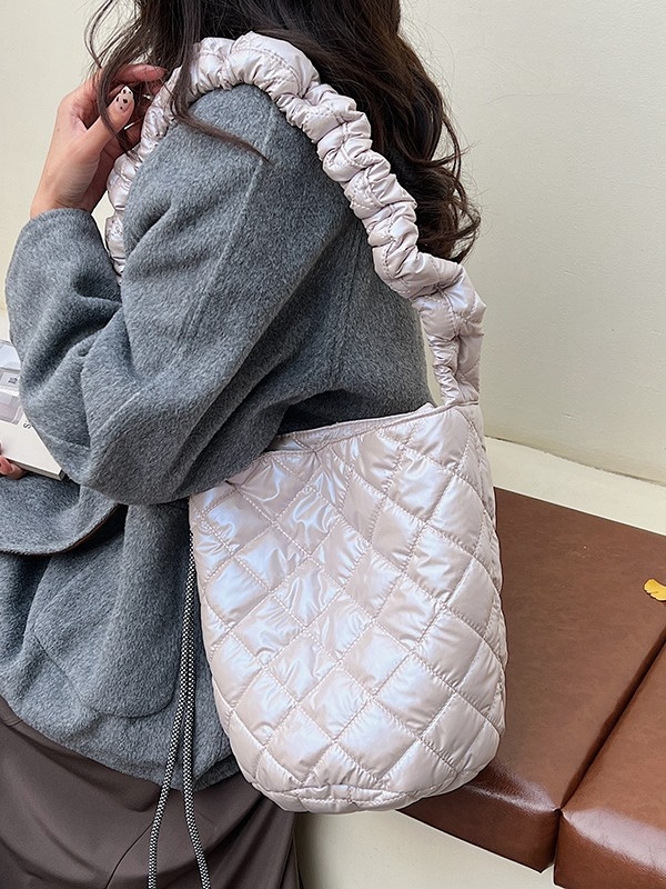 Kviltuotas lengvas kibiro tipo rankinukas – poliesteris, magnetinis užsegimas, vidinė kišenė su užtrauktuku, vienas peties dirželis