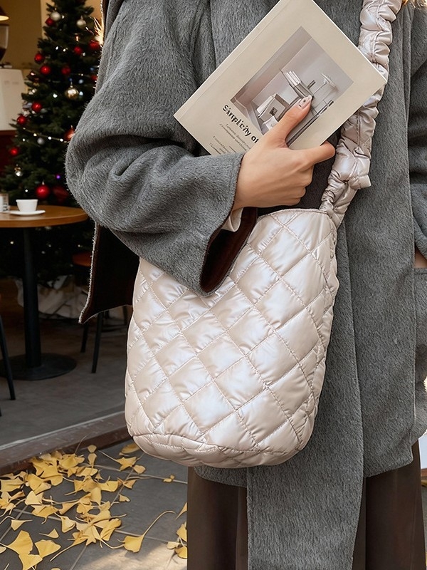 Kviltuotas lengvas kibiro tipo rankinukas – poliesteris, magnetinis užsegimas, vidinė kišenė su užtrauktuku, vienas peties dirželis