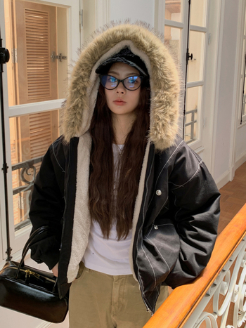 Parka cu glugă și guler din blană artificială demontabil, umplutură din puf-bumbac, exterior poliester, croială lejeră, iarnă 2025