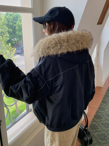 Parka cu glugă și guler din blană artificială demontabil, umplutură din puf-bumbac, exterior poliester, croială lejeră, iarnă 2025