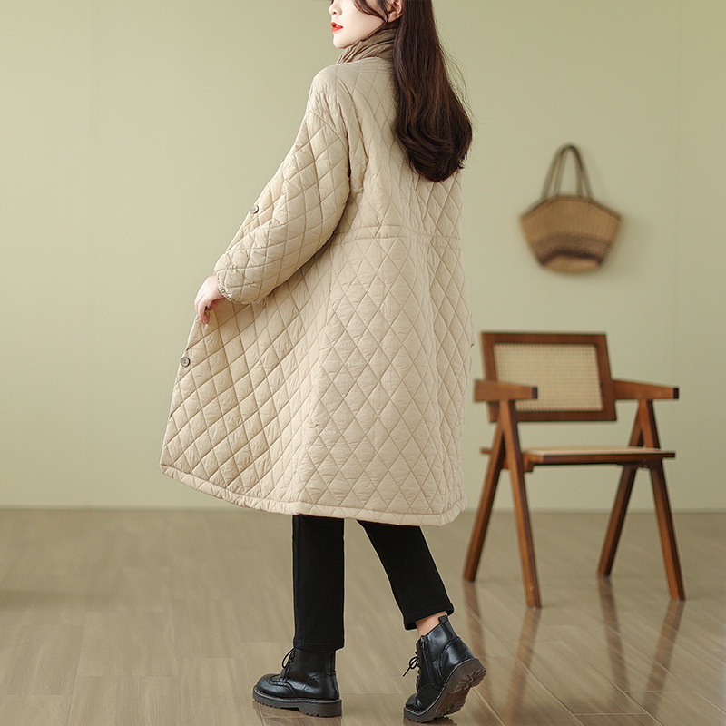 Palton feminin din bumbac cu umplutură (71–80%), quilting diamant, lungime lungă, guler rotund, închidere cu nasturi pe un singur rând