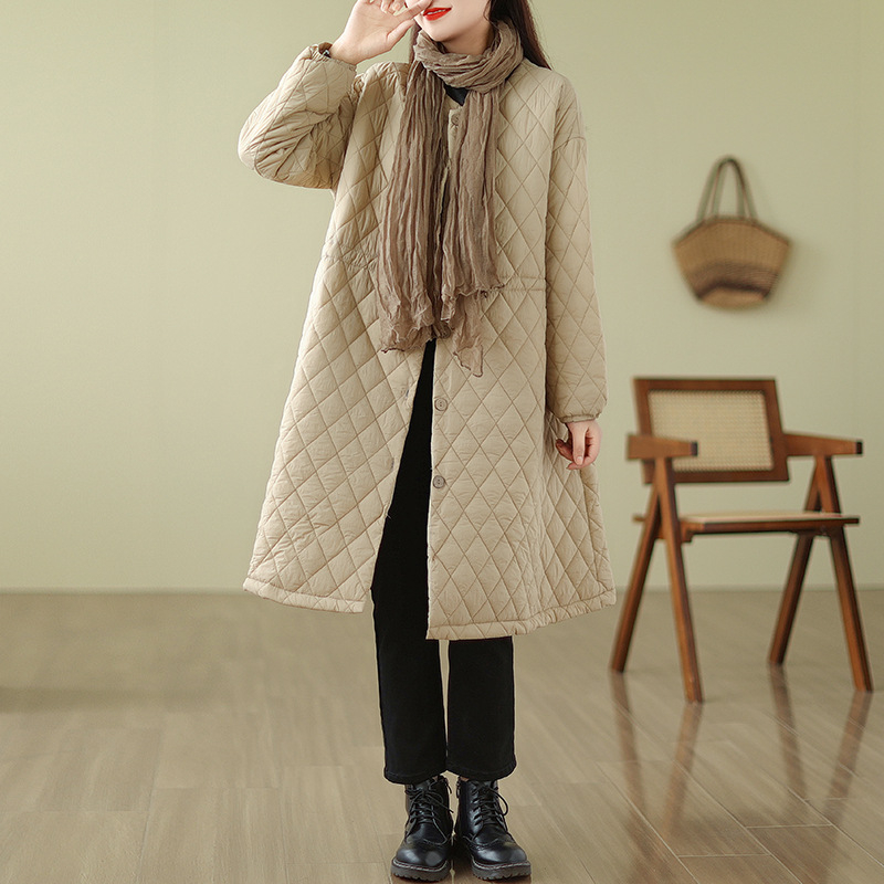 Palton feminin din bumbac cu umplutură (71–80%), quilting diamant, lungime lungă, guler rotund, închidere cu nasturi pe un singur rând