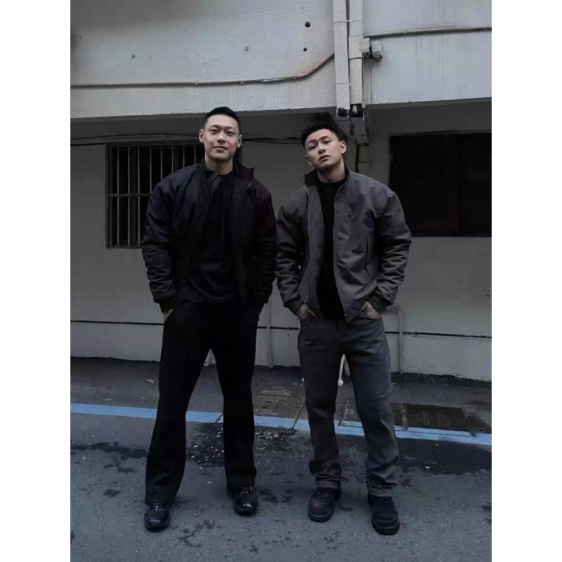 Geacă bărbătească din bumbac cu căptușeală, în stil aeronautic, cu guler înalt, fermoar frontal, buzunare laterale și tiv elastic