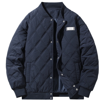 Jachetă din bumbac căptușită, cu guler stand, închidere cu nasturi pe un rând, umplutură poliester, căptușeală poliester, buzunare laterale
